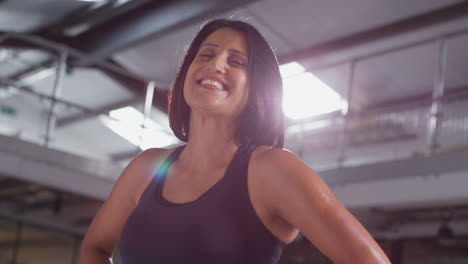 Retrato-De-Una-Mujer-Madura-Sonriente-Vistiendo-Ropa-Deportiva-De-Pie-En-El-Gimnasio-Lista-Para-Hacer-Ejercicio